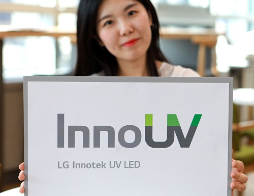 LG이노텍 직원이 UV LED 전문 브랜드  InnoUV(이노유브이)를 선보이고 있다. ⓒLG이노텍