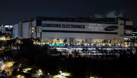 그린피스 활동가들이 지난 2월 삼성전자 기흥캠퍼스 건물에서 빔 프로젝션으로 삼성전자에 재생가능에너지 사용과 기후변화 리더십을 촉구하는 메시지를 새기는 모습 [사진=그린피스]