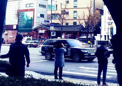 출근길, 횡단보도 앞에서 신호를 기다리고 있는 서울 시민들의 모습ⓒEBN