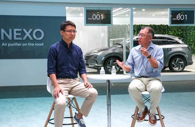 정의선 현대자동차 부회장(오른쪽)과 자오용 딥글린트 CEO가 6월 13일 중국 상하이 신국제엑스포센터에서 열린 'CES 아시아 2018'에서 양사간 기술 협력 파트너십을 발표하고 있다.ⓒ현대자동차