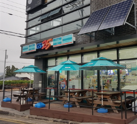 제주도 GS25 서귀동홍반석점에 설치된 태양광 패널 [사진=GS리테일]