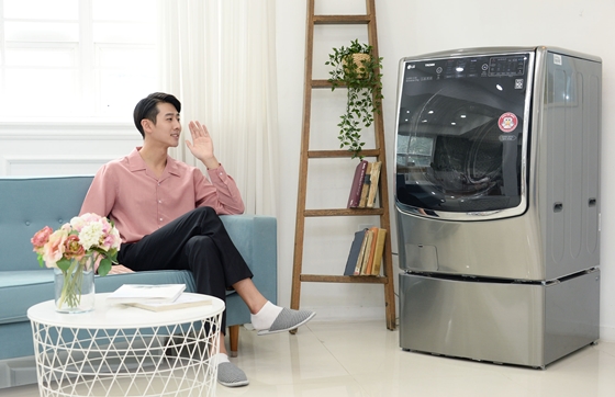 LG전자는 19일 독자 개발 인공지능 플랫폼 '딥씽큐'를 탑재한 '트롬 씽큐 드럼세탁기'를 출시했다.ⓒLG전자