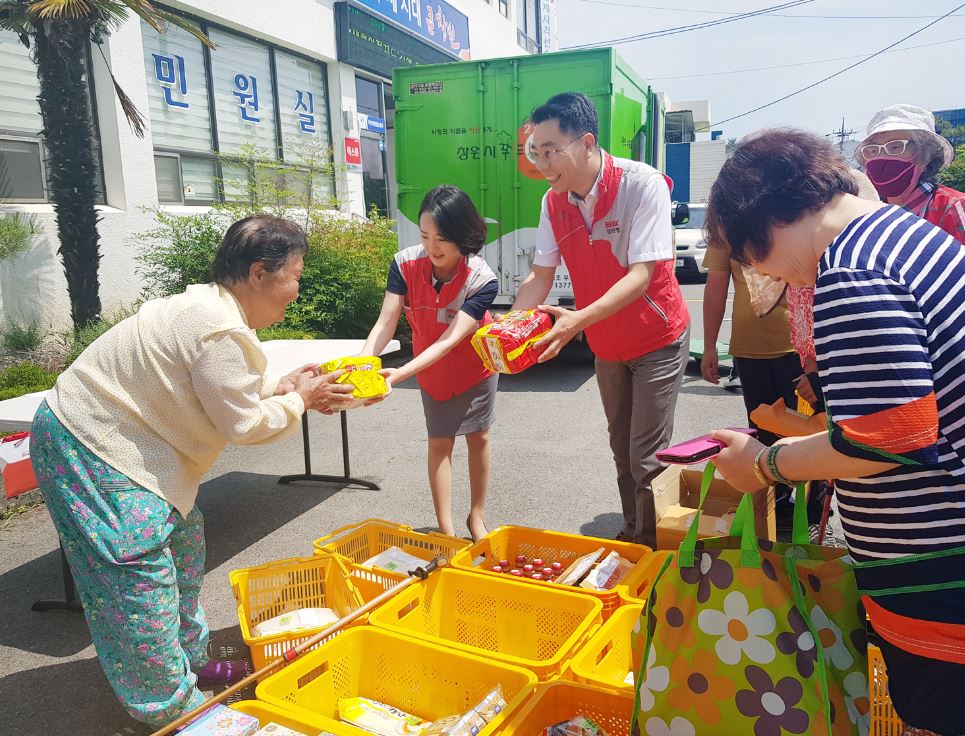 BNK경남은행은 지역 저소득·취약계층 지원을 위해 '창원시 희망푸드마켓 봉사활동'을 실시했다고 21일 밝혔다.ⓒ경남은행