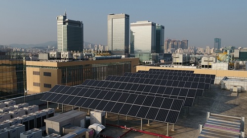 삼성전자 수원사업장 종합기술원 옥상에 설치된 태양광 발전 패널 모습. ⓒ삼성전자