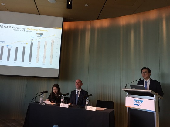 이성열 SAP 코리아 대표가 21일 서울 강남구 삼성동 파크 하얏트 호텔에서 열린 SAP 인텔리전트 엔터프라이즈 전략 발표 기자간담회에서 발표를 하고 있다.ⓒEBN
