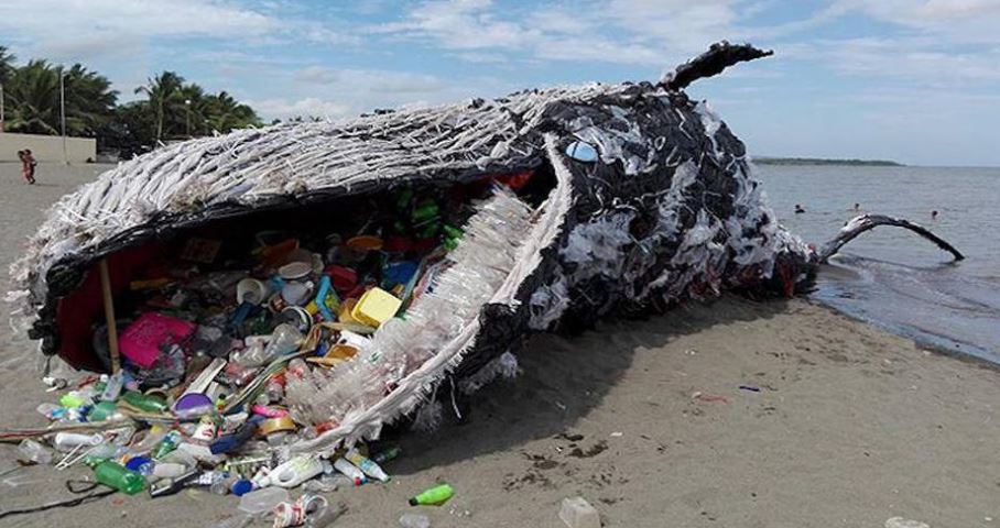 글로벌 환경보호단체 그린피스 필리핀이 세계 고래의 날을 맞아 플라스틱 폐기물의 심각성을 일깨우기 위해 설치한 조형물.