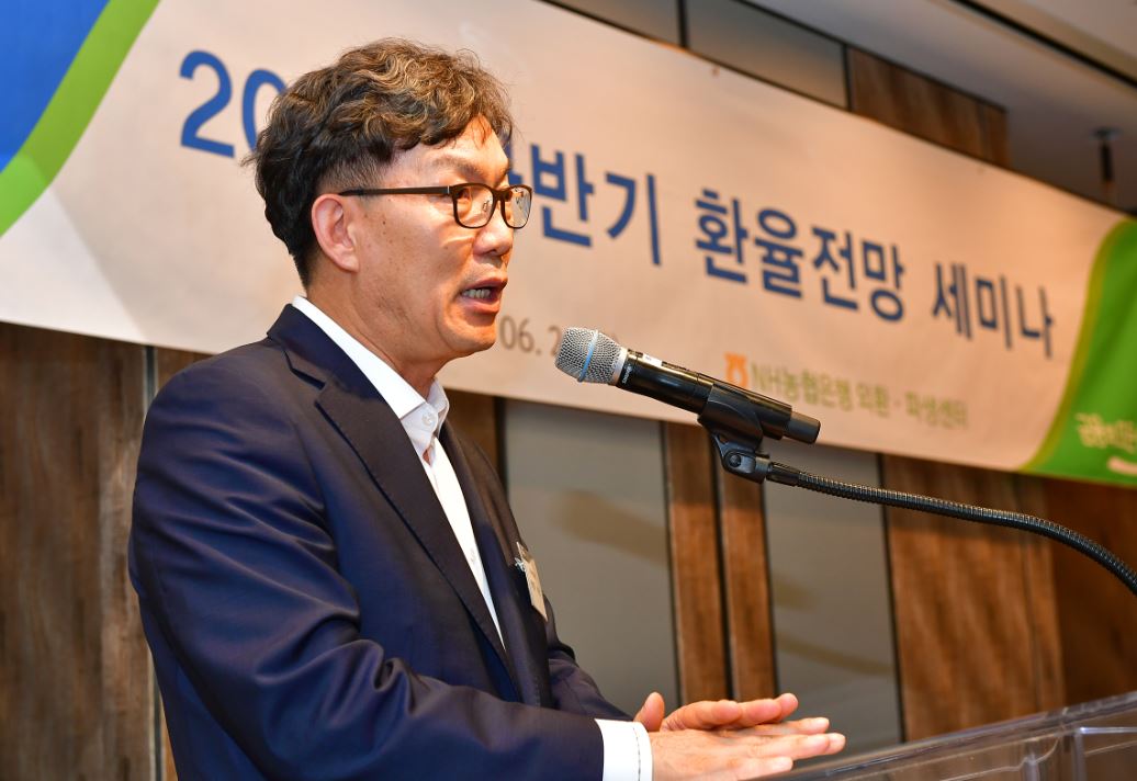 NH농협은행은 서울시 종로구에 위치한 포시즌스 호텔에서 수출입 기업고객 100여명을 초청해 '2018년 하반기 환율전망 세미나'를 개최했다고 22일 밝혔다.ⓒNH농협은행