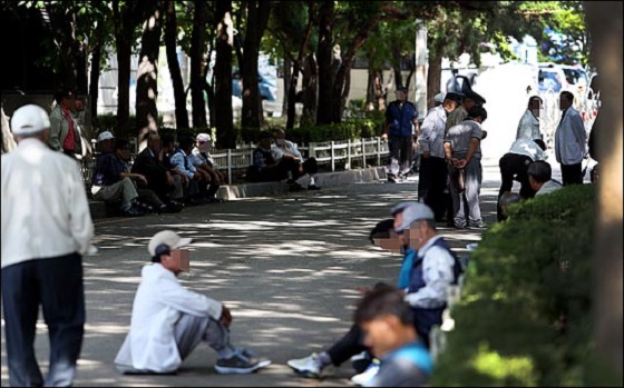 서울 종로구 종묘광장공원에서 노인들이 휴식을 취하며 시간을 보내고 있다. ⓒ데일리안