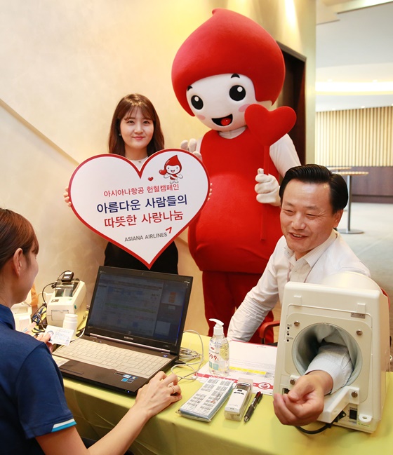 25일(월) 강서구 아시아나항공 본사에서 진행된 헌혈 캠페인에 아시아나항공 김이배 경영관리본부장(오른쪽 첫번째)이 헌혈에 동참하고 있다.ⓒ아시아나항공