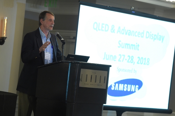 삼성전자와 함께 'QLED & 어드밴스드 디스플레이 서밋' 행사를 공동 주관한 미국 리서치 전문 기관인 '인사이트 미디어'의 CEO인 크리스 치눅(Chris Chinnock)이 환영 인사를 하고 있다.ⓒ삼성전자