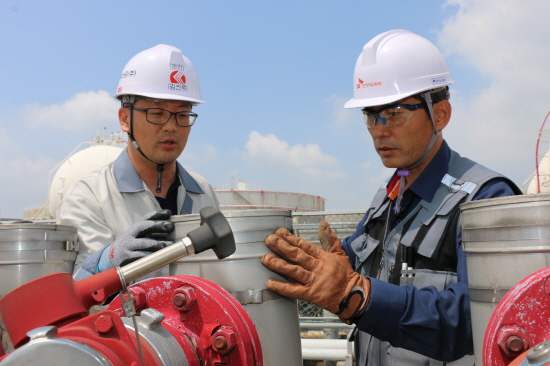 SK인천석유화학 담당자와 협력사 구성원이 함께 정유공정 배관의 안전을 점검하는 모습