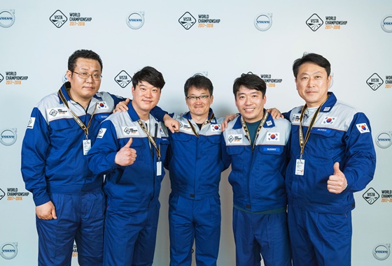 '2018 비스타'에 한국 대표로 참가한 써니(SNNY)팀이 볼보트럭코리아 비스타 마켓 리더(가운데)와 기념사진을 촬영하고 있다.ⓒ볼보트럭코리아