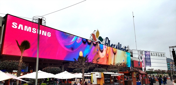 삼성전자가 4일(현지시간) 페루 리마에 위치한 프리미엄 쇼핑몰 플라자 노르떼에 중남미 최대 크기의 고화질 LED 사이니지 옥외 전광판을 설치했다.ⓒ삼성전자