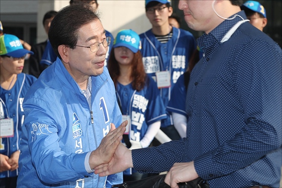 지난 5월 31일 오전 서울 송파구 잠실역 인근에서 서울시장 후보로 나선 박원순 서울시장이 시민들과 인사를 나누고 있다.ⓒEBN DB