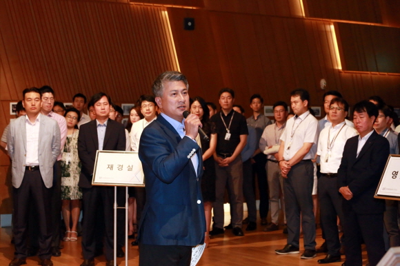장세욱 동국제강 부회장이 6일 을지로 본사에서 진행한 창립 64주년 기념식에서 직원들에게 메시지를 전하고 있다.ⓒ동국제강