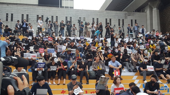 아시아나항공 직원들이 6일 '박삼구 회장 갑질 및 비리 폭로' 집회를 개최했다.ⓒEBN 이형선 기자.