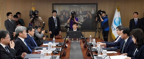 지난 5월 금융통화위원회에서 이주열 한국은행 총재가 개의하고 있는 모습.ⓒ연합