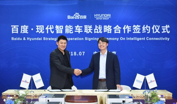 현대·기아차와 바이두는 지금까지의 협업 수준을 뛰어넘는 강력한 동맹을 결성하기 위해 베이징에 위치한 바이두 본사 사옥에서 '커넥티드 카 전략 협업 양해각서(Connected Car Strategic Cooperation MOU)'를 체결했다고 10일 밝혔다. 사진은 바이두의 커넥티드카사업부 쑤탄(苏坦)총책임자(좌측)와 현대·기아차 인포테인먼트개발실장 추교웅 이사가 양해각서를 체결하고 기념촬영을 하고 있는 모습.ⓒ현대·기아자동차