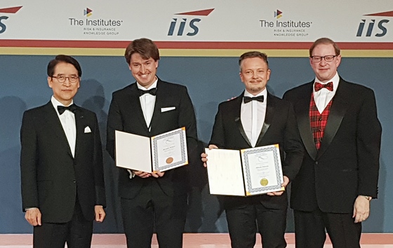 9일 저녁(현지 시간) 독일 베를린 인터컨티넨탈호텔에서 열린 '2018 세계보험협회 글로벌인슈어런스포럼'에서 신용호세계보험학술대상을 수상한 독일 프리드리히-알렉산더대학의 알렉산더 보너트 교수(왼쪽 두번째), 알브레흐트 프리체 교수(왼쪽 세번째)가 신창재 교보생명 회장(왼쪽), 마이클 모리세이(Michael Morrissey) 세계보험협회(IIS) 회장과 기념촬영을 하고 있다.ⓒ교보생명