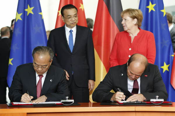 독일 총리 앙겔라 메르켈 (뒷줄 오른쪽)과 중국 총리 리 케강이 보는 가운데 바스프의 이사회 임원 인 마틴 브루더 뮬러(오른쪽)와 광둥성 부총장 린 샤오춘은 베를린에서 비공식적 인 양해 각서 (MOU)에 서명했다. [사진=독일 연방정부]