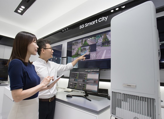 5G 통신과 도시 인프라를 접목해 교통 안전, 치안 등 다양한 서비스에 활용하는 스마트 시티 구현 가능성을 보여주는 '5G 커넥티비티 노드' 시연 모습. ⓒ삼성전자