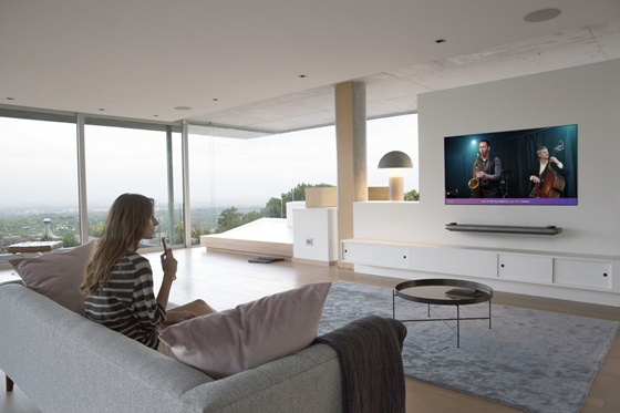 고객이 LG 올레드 TV 의 음성인식 기능을 활용해 콘텐츠를 검색하고 있다. ⓒLG전자