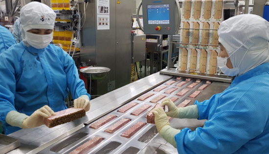 충북 진천 CJ제일제당 육가공 공장에서 생산직원들이 The더건강한 이탈리안통베이컨 제품을 생산하고 있다. 
