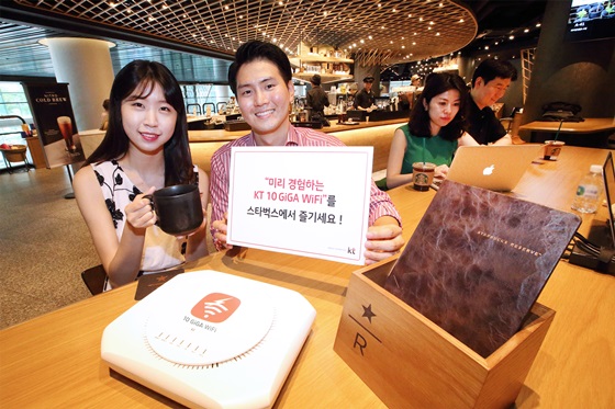 KT가 스타벅스커피 코리아와 손잡고 10G 인터넷 기반 ‘10 GiGA WiFi’를 한국 스타벅스 매장에 제공한다고 17일 밝혔다. ⓒKT