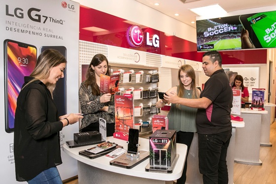 브라질 상파울루에 위치한 한 전자제품 매장에서 고객들이 LG G7 ThinQ 를 살펴보고 있다. ⓒLG전자