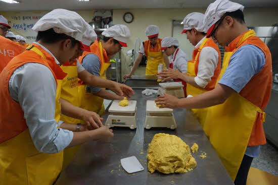 한화시스템과 협력업체 직원 20여명이 16일 대한적십자사 종로·중구 희망나눔봉사센터를 방문해 취약계층을 위한 '사랑의 빵 만들기' 행사를 진행했다. [사진=한화시스템]