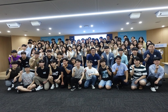 신한카드의 대학생 빅데이터 교육과정 '2018 신한카드 BigData Summer School(빅데이터 썸머 스쿨)'에 참석한 대학생 및 파트너사 임직원들이 기념사진을 촬영하고 있다.ⓒ신한카드