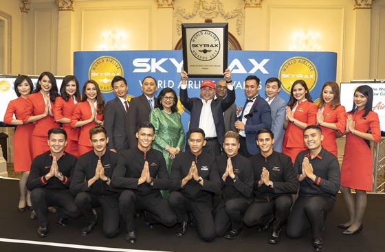 카마루딘 메라눈 에어아시아 그룹 공동 창업자 및 에어아시아 엑스 그룹 CEO가 2018 스카이트랙스 세계항공대상에서 임직원과 함께 수상 기념 촬영을 하고 있다.ⓒ에어아시아