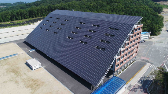 외벽면 활용 도시형 태양광발전소 중 국내 최대 규모를 자랑하는 KCC 중앙연구소 종합연구동 전경