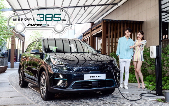 기아자동차(주)가 친환경 전용 SUV 니로의 전기차 모델인 ‘니로 EV’의 인증 주행거리와 가격을 공개하고 19일부터 판매를 시작한다.ⓒ니로EV기아차