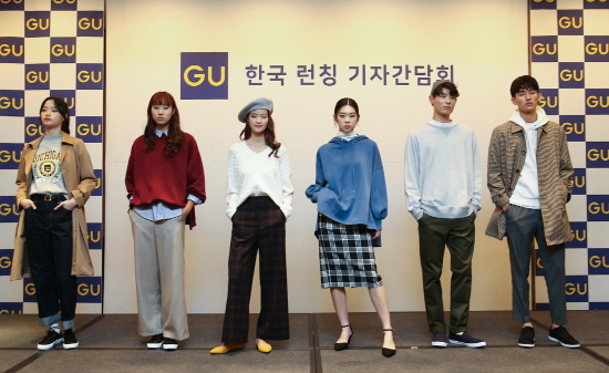 19일 오전 서울 광화문 포시즌스 호텔에서 열린 ‘ ‘GU 한국 런칭 기자 간담회’에서 GU 주요 상품을 착용한 모델들이 포즈를 취하고 있다.