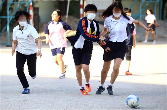 서울 모 학교에서 학생들이 마스크를 쓴 채 축구를 하며 즐거운 시간을 보내고 있다. ⓒ데일리안