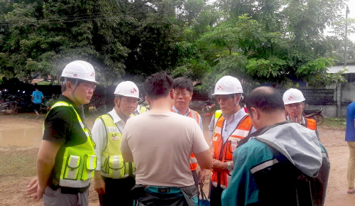 안재현 SK건설 사장(왼쪽 첫번째)이 26일 오전 라오스 댐 사고 현장을 방문해 구조∙구호 활동 및 피해 복구 작업에 대한 상황을 점검하고 있다.ⓒSK건설