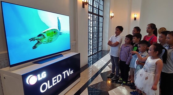 필리핀 진출 30주년을 맞이한 LG전자는 필리핀국립박물관에서 '시그니처 올레드 TV W'를 포함한 신제품 발표회를 갖고 올레드 TV를 박물관에 기증했다고 31일 밝혔다.ⓒLG전자