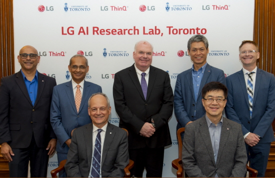 LG전자가 캐나다 토론토에  해외 첫 인공지능연구소(Toronto AI Lab)를 열었다. 이 곳은 토론토 대학교와 공동으로 다양한 산학과제를 수행하며 AI 연구를 진행한다. LG전자 CTO 박일평 사장(앞줄 오른쪽)과 토론토대학교 메릭 저틀러(M앞줄 왼쪽) 총장이 공동 인공지능 연구에 합의한 후 관계자들과 기념촬영을 하는 모습 [사진=LG전자]