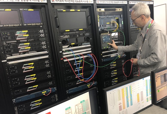 7월 30일(현지시간) 자카르타 국제방송센터(IBC)에서 KT 직원이 네트워크 품질테스트를 진행하고 있다. ⓒKT