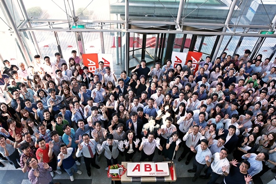 ABL생명 임직원과 설계사 200여명이 1일 서울 여의도 ABL생명 본사에서 출범 1주년 기념사진을 촬영하고 있다.ⓒABL생명
