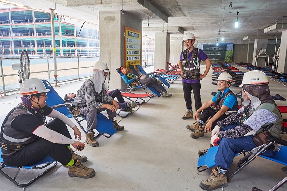 한화건설 근로자들이 '광교 컨벤션 꿈에그린' 지하 휴게공간에서 더위를 피해 휴식을 취하고 있다.ⓒ한화건설