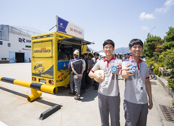 동국제강 부산공장 직원들이 사업장 내에 배치된 ‘커피트럭’ 앞에서 아이스 음료를 마시고 있다. ⓒ동국제강