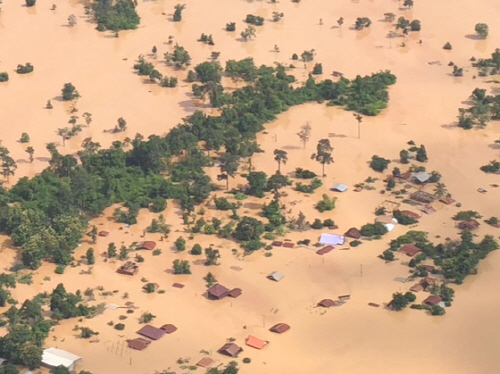 지난 7월 23일 라오스에서 발생한 세피안-세남노이 수력발전댐 붕괴사고로 인근 아타프주의 마을이 흙탕물에 잠긴 모습.ⓒ연합뉴스