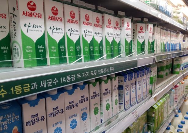 서울의 한 대형마트에 우유제품이 진열돼 있다.ⓒEBN