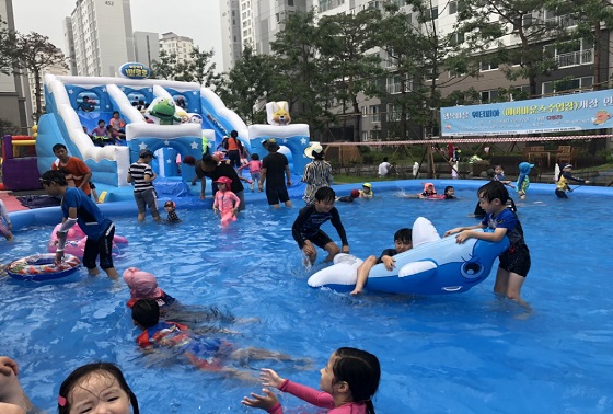동탄 행복마을 푸르지오에서 마을공동체 프로그램 차원에서 지난 7월 말 설치된 대형 수영장에서 아이들이 물놀이를 하고 있다.ⓒ대우건설