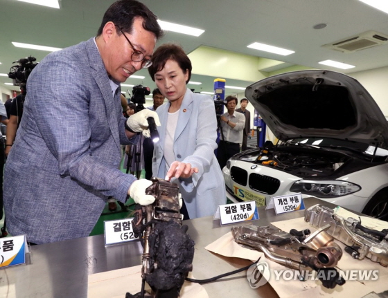 지난 8일 김현미 국토교통부 장관은 경기도 화성 교통안전공단 자동차안전연구원에서 긴급 브리핑을 열고 'BMW 운행정지'를 검토중이라고 밝혔다. ⓒ연합뉴스