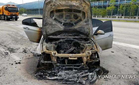 9일 오전 8시 50분께 경기도 의왕시 제2경인고속도로 안양방향 안양과천TG 인근을 지나던 BMW 320d에서 화재가 발생했다. ⓒ연합뉴스