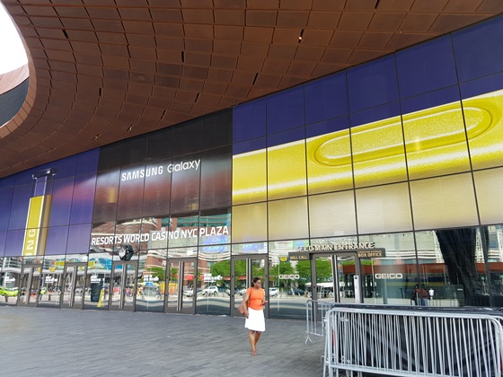 뉴욕 브루클린에 위치한 바클레이스 센터에 걸린 '삼성 갤럭시 언팩 2018' 대형 광고. ⓒ삼성전자