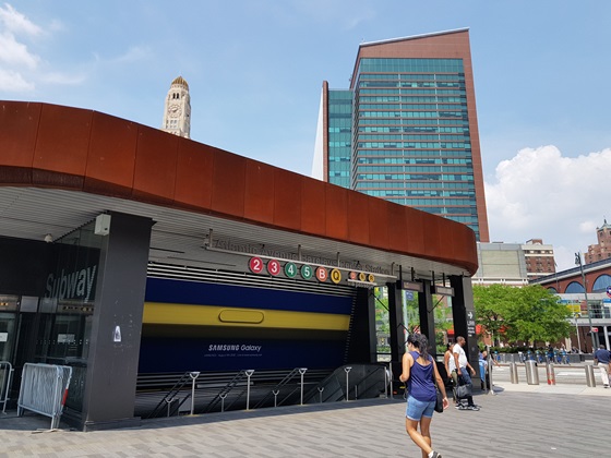 애틀랜틱 애비뉴 바클레이스 센터 지하철역 걸린 '삼성 갤럭시 언팩 2018' 대형 광고. ⓒ삼성전자